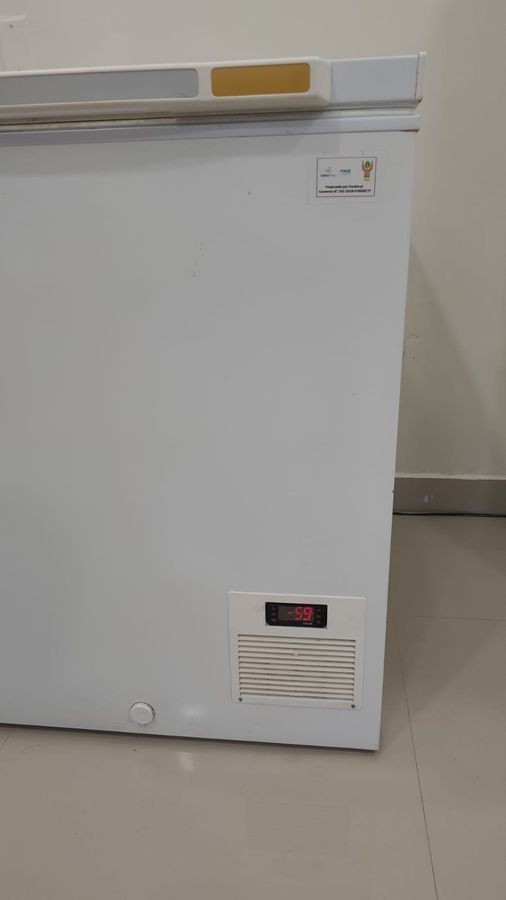 Congelador con monitoreo de temperatura para almacenamiento de veneno.