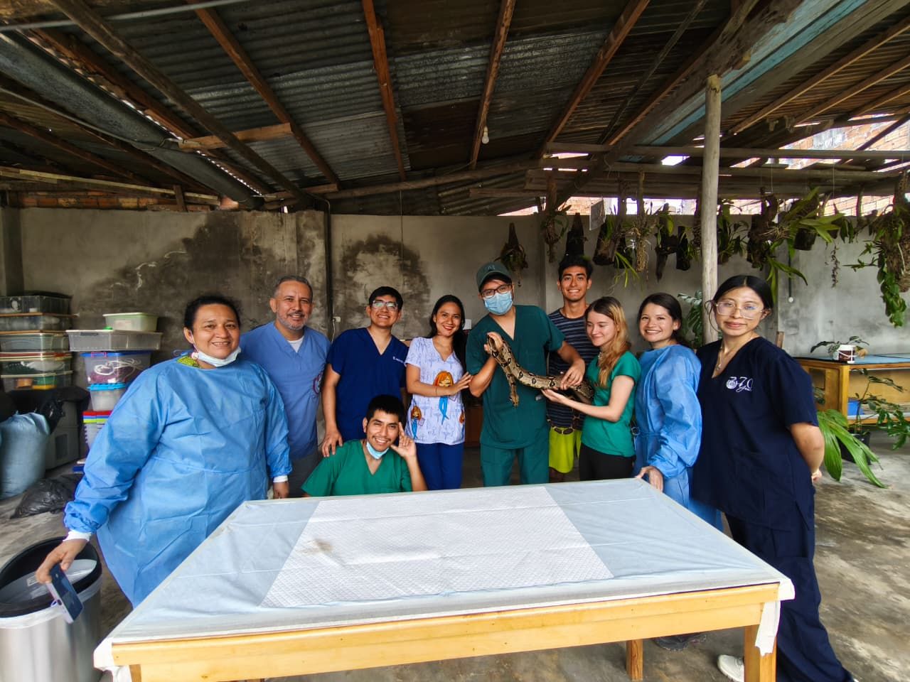Personal y estudiantes de veterinaria durante una visita de enseñanza.