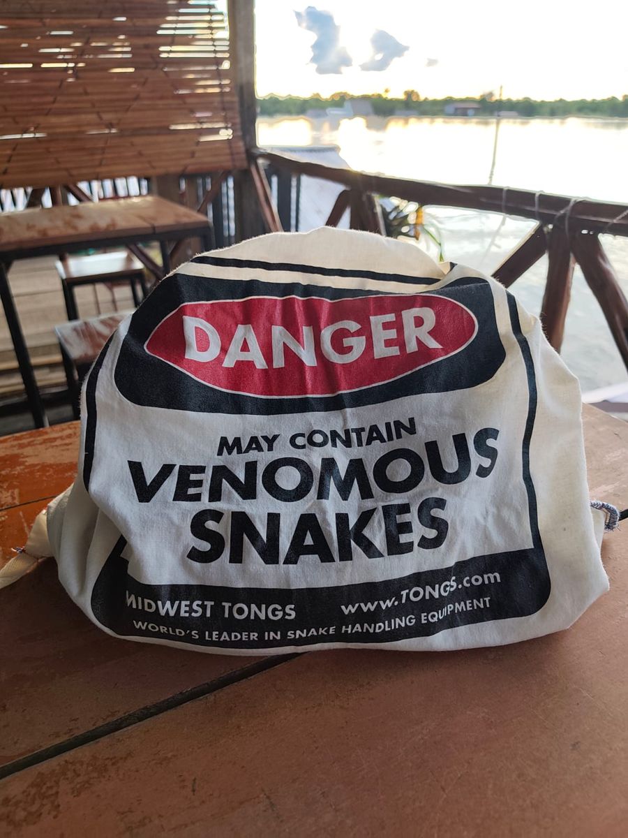 Bolsa de manejo rotulada para especies venenosas.