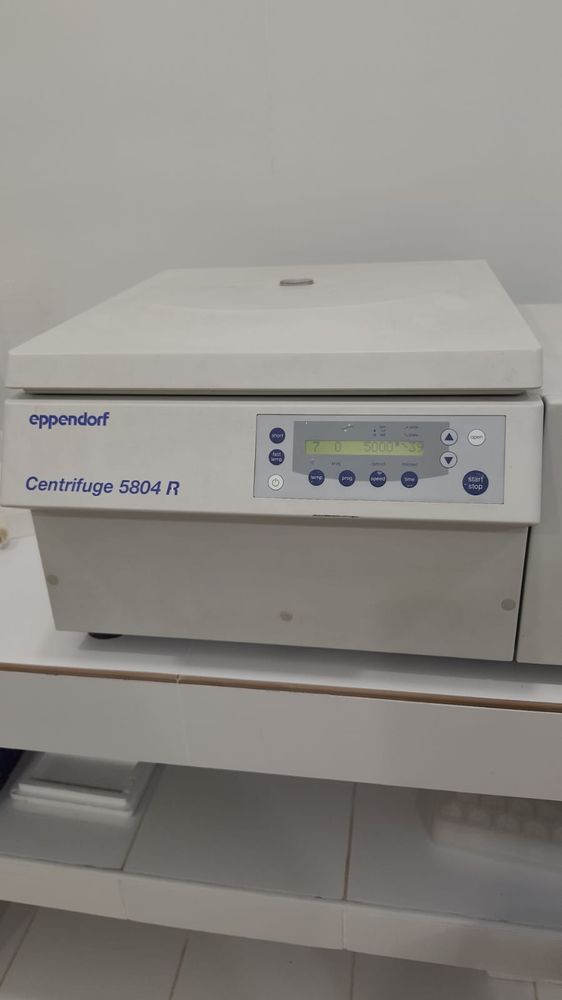 Centrífuga refrigerada de sobremesa en el laboratorio.